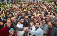 أكبر سيلفي في المعرض.. رئيس هيئة الكتاب يلتقط صورة مع أعضاء «أنا متطوع»