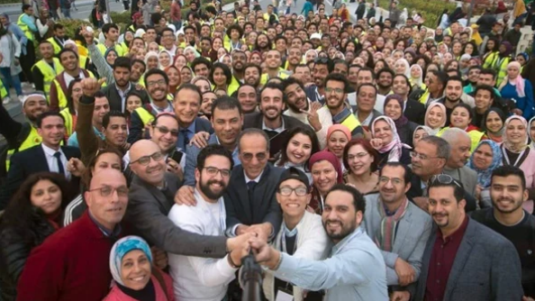 أكبر سيلفي في المعرض.. رئيس هيئة الكتاب يلتقط صورة مع أعضاء «أنا متطوع»