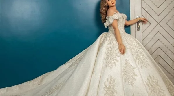 بـ 3 أمتار تول وذيل فرنساوي.. منة عرفة بـ فستان الزفاف.. شاهد