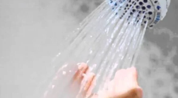 حكم غسل يوم الجمعة.. وآخر وقت له وهل يأثم تاركه؟