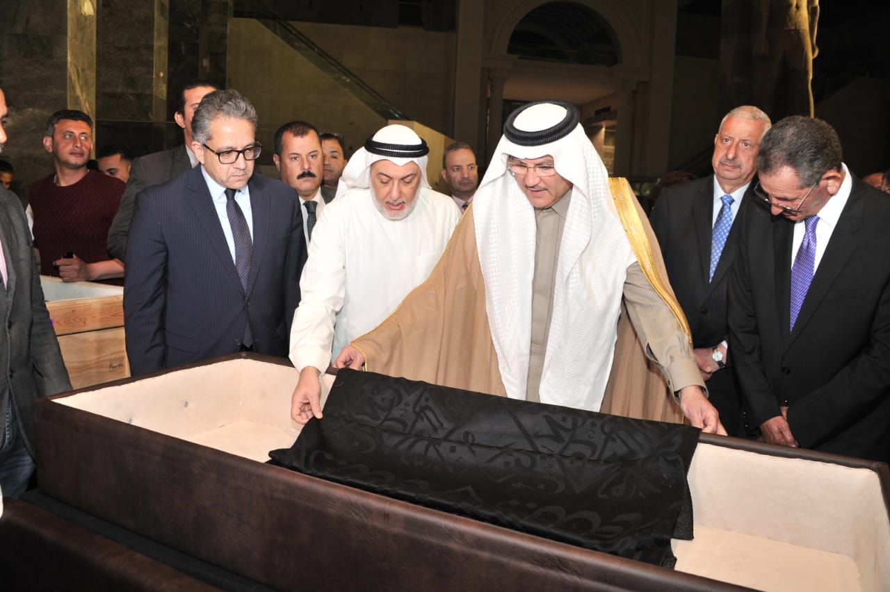 السفير السعودي يسلم قطعة من كسوة الكعبة هدية للمتحف المصري بالعاصمة الإدارية الجديدة