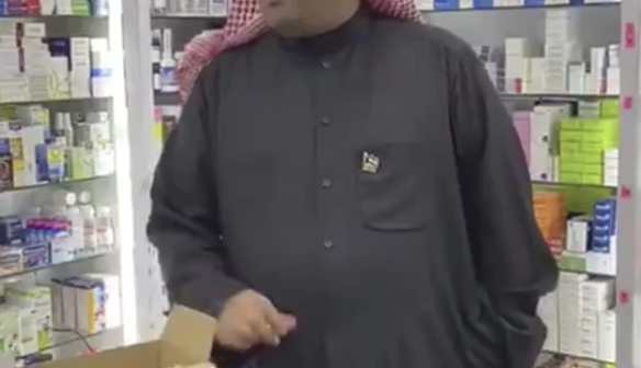 بسبب كورونا.. وزير بدولة عربية يتنكر لمتابعة بيع الكمامات بالصيدليات