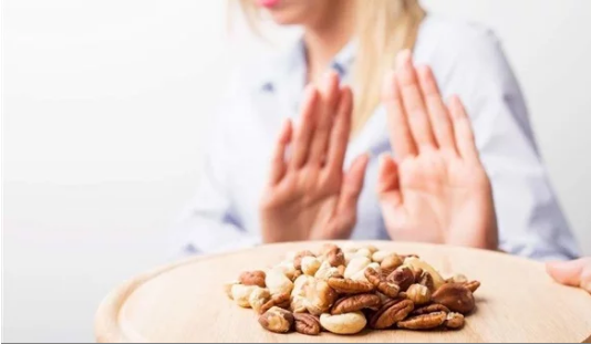 الحليب والبيض أبرزها.. 5 أنواع من حساسية الطعام