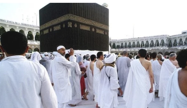 السعودية تعلق دخول المعتمرين إلى أراضيها