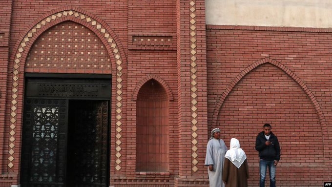 تكلفتها نحو 15 مليون جنيه ومبنية من رخام يطرد الحشرات وأثاثها فرنسي.. فيديو للمقبرة التي دفن فيها مبارك