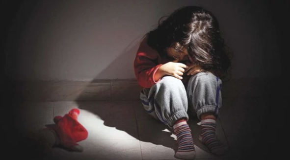 المتهم باغتصاب طفلة زوجته: «كنت بعاملها زي بنتي وفوقت من المخدرات وهي بتنزف»