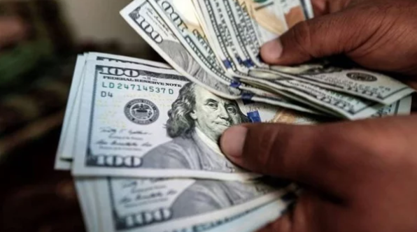 الدولار يتراجع بشكل كبير في المركزي و11 بنكا آخر.. تعرف على سعره اليوم
