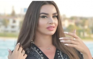 مكشوفة من الصدر.. جوهرة تستعرض أناقتها ببدلة كلاسيكية لامعة