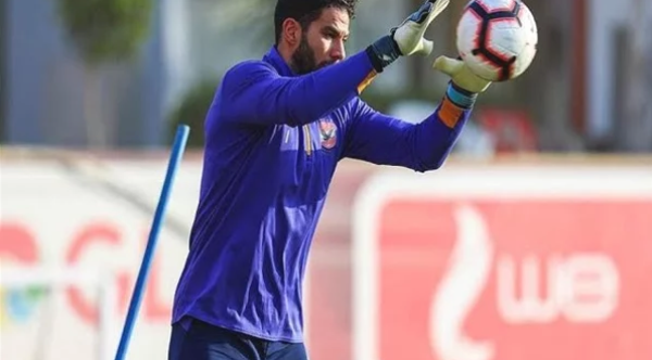 مدرب المنتخب يدعم شريف إكرامي عقب قرار رحيله عن الأهلي