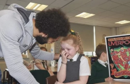 بالصور .. محمد صلاح يزور مدرسة ابتدائية بـ ليفربول وتلميذة تبكي فرحا بلقائه
