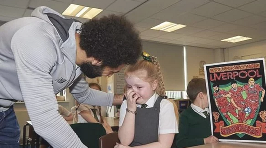 بالصور .. محمد صلاح يزور مدرسة ابتدائية بـ ليفربول وتلميذة تبكي فرحا بلقائه