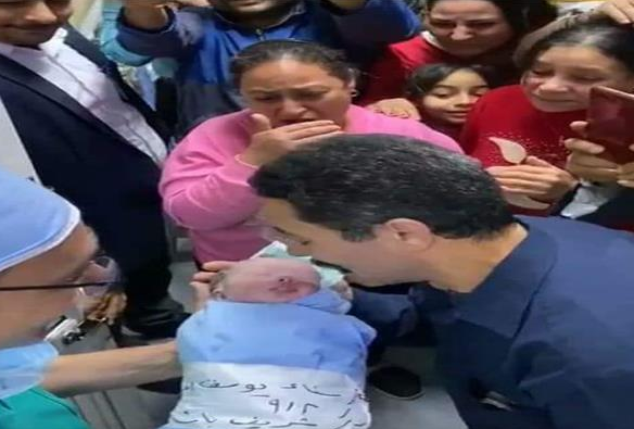 صور| عيادة طبيب نساء تتحول لقاعة أفراح والسبب!