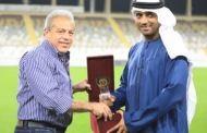 الوحدة الإماراتي يهدي بعثة الأهلي درع النادي