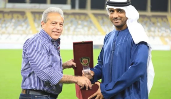 الوحدة الإماراتي يهدي بعثة الأهلي درع النادي