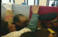 شاهد.. جمال مبارك يحمل نعش والده خلال تشييع جثمانه