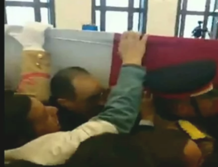 شاهد.. جمال مبارك يحمل نعش والده خلال تشييع جثمانه