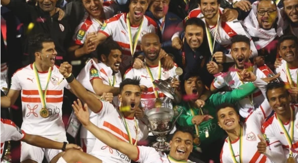 شاهد.. لاعبو الزمالك يتسلمون الميداليات الذهبية.. وشيكابالا يرفع الكأس