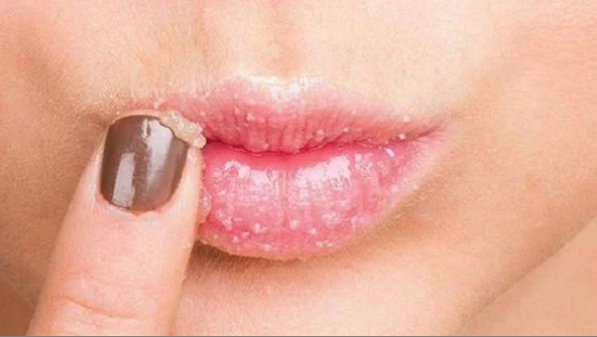 مش هتصدقي.. 7 أسباب غريبة لجفاف الشفايف وطريقة بسيطة لترطيبها