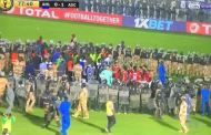 الأمن السوداني يفرض كردونا حول لاعبي الأهلي بعد اقتحام الجماهير ملعب مباراة الهلال
