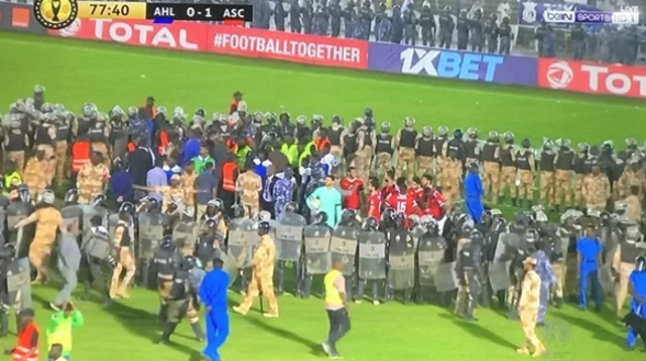 الأمن السوداني يفرض كردونا حول لاعبي الأهلي بعد اقتحام الجماهير ملعب مباراة الهلال