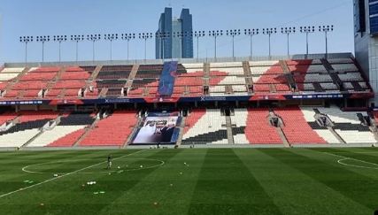صورة السيسي وبن زايد تزين ملعب لقاء السوبر المصري بالإمارات