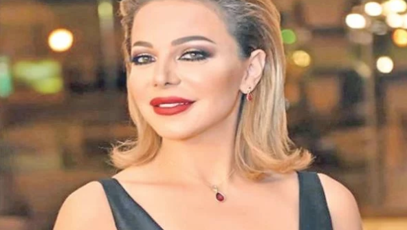بـ الأزرق اللامع.. سوزان نجم الدين في إطلالة ناعمة من الامارات