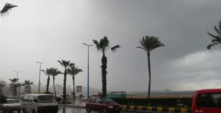 نوة الشمس الصغيرة تواصل ضرب سواحل الإسكندرية
