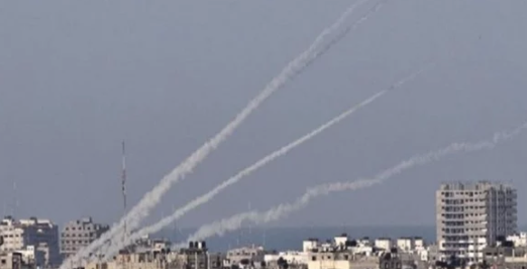 20 صاروخا .. أول رد فعل من نتنياهو بعد القصف الفلسطيني لـ إسرائيل