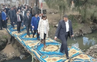 خلال جولتها بالغربية.. وزيرة الهجرة تمر فوق كوبري خشبي متهالك