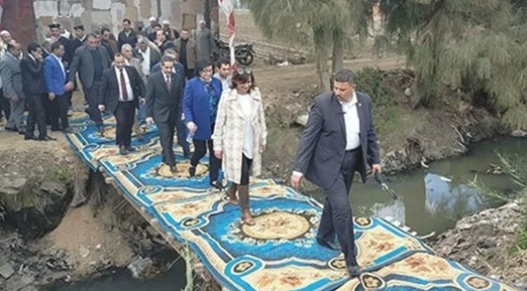 خلال جولتها بالغربية.. وزيرة الهجرة تمر فوق كوبري خشبي متهالك