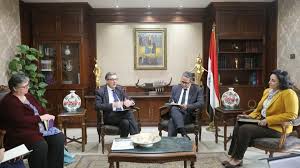 وزير السياحة والآثار يبحث مع السفير البريطاني سبل تعزيز الحركة للمقصد المصرى