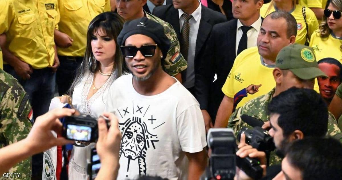 اعتقال نجم الكرة البرازيلية رونالدينو بتهمة 