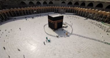 السعودية تعيد فتح الحرمين بعد إغلاقهما مؤقتا لتعقيمهما ضد 