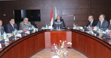 وزير النقل يطالب قيادات المترو بتطهير القطارات وتعقيمها يوميا ضد 