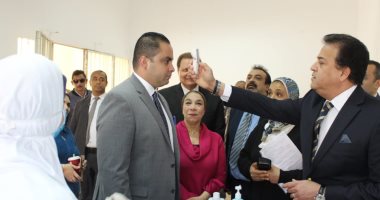 شاهد.. وزير التعليم العالى يوجه بتوفير الكمامات والمطهرات أمام الكليات مجانا