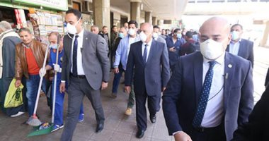 وزير النقل يطالب إدارة المترو بتوزيع كمامات طبية مجانًا على الركاب