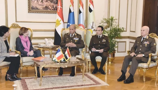 وزير الدفاع يناقش مع وزيرة القوات المسلحة الفرنسية تعزيز التعاون المشترك