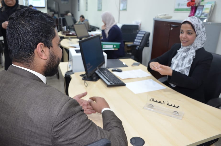 بنك التعمير والاسكان يفعل خدمة التعامل بلغة الاشاره مع عملائه