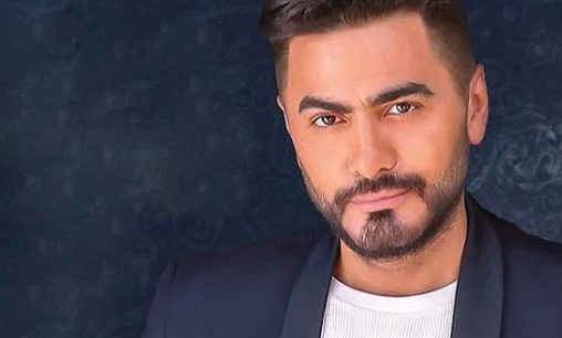 شاهد.. تامر حسني يتحدي فيروس كورونا بهذه الطريقة