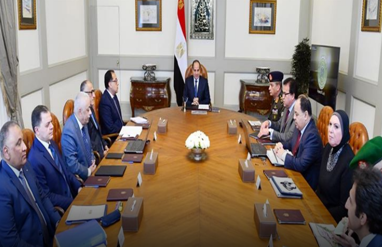 السيسي يجتمع بوزيري الدفاع والتعليم ومحافظ البنك المركزي​
