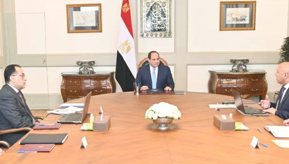 السيسي يوجه باستكمال إنشاء كافة الخدمات على جميع الطرق والمحاور الجديدة
