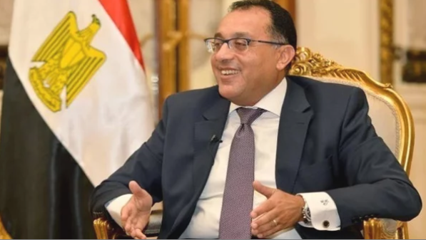 رئيس الوزراء: ندعم الأفكار التي يطرحها الكتاب والصحفيون