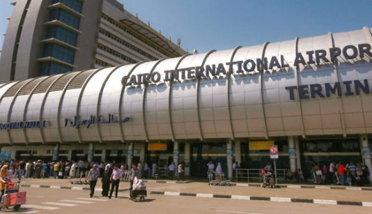 مطار القاهرة يعلق نظام البصمة للعاملين لمواجهة فيروس كورونا