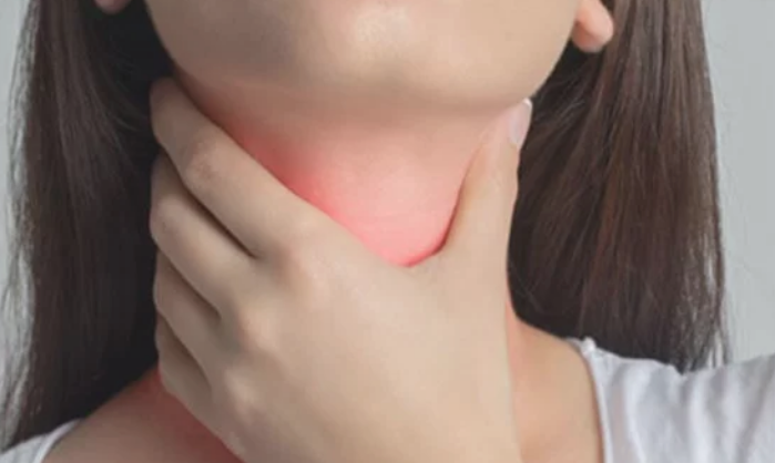 لا داعي للخوف .. كيف تفرق بين التهاب الحلق العادي وأعراض كورونا؟