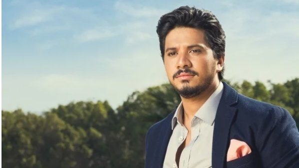 مصطفى حجاج يدعو للعزل المنزلي بـ أغنية شد اللحاف