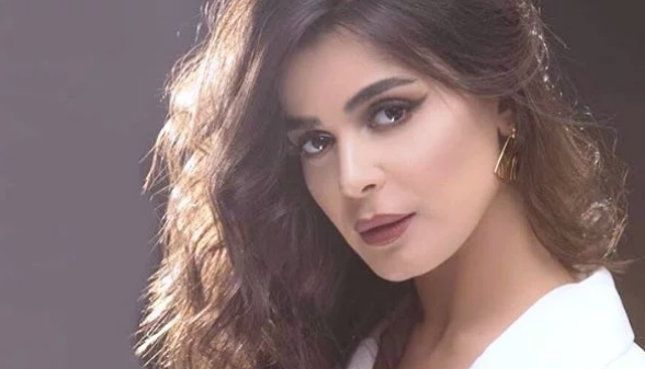 بالأسود المكشوف.. رانيا منصور تفاجئ متابعيها بإطلالة جذابة