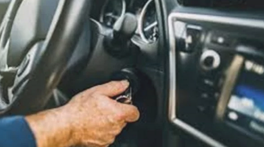 3 خطوات اتبعها عند توقف سيارتك على الطريق