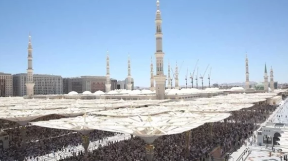 خطيب المسجد النبوي: العالم طُعن في رئتيه بداء كورونا امتحانا من الله