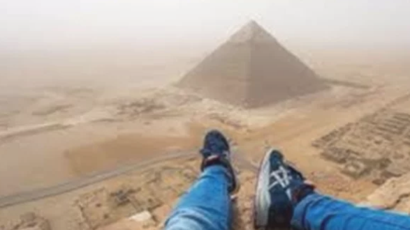 القبض على متسلق الهرم وتسليمه لشرطة السياحة والآثار
