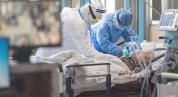 طبيب سعودي: عطسة واحدة كفيلة بنشر كورونا بمحيط متر ونصف ولمدة 14 ساعة